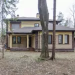 На втором этаже с солнечной стороны практически нет окон, поэтому было решено частично разобрать стену и сделать 2 больших окна.